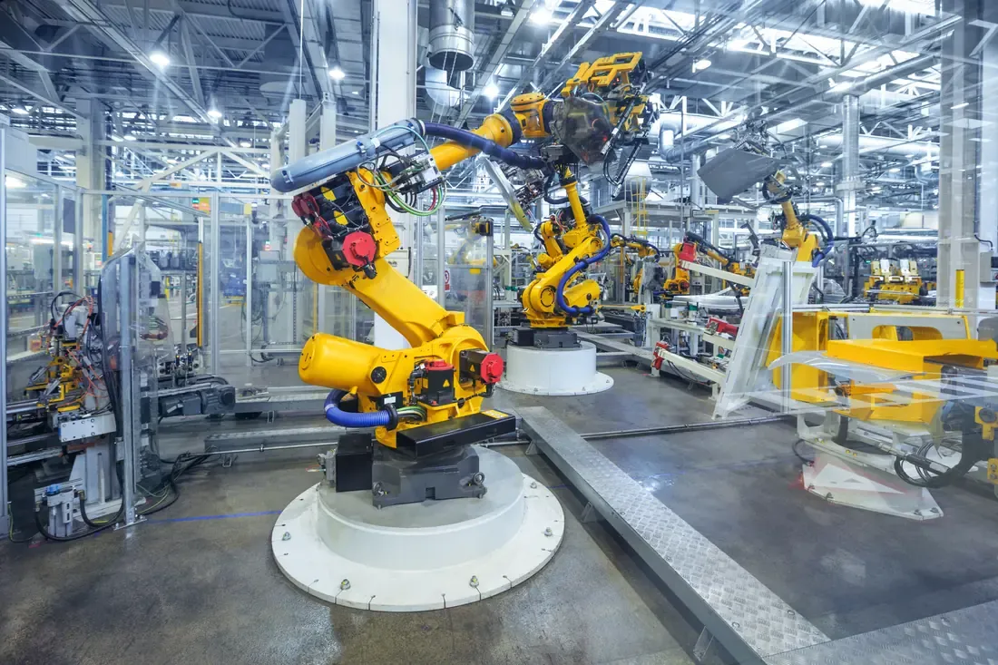 Robotické montážne pracovisko vo výrobnej hale